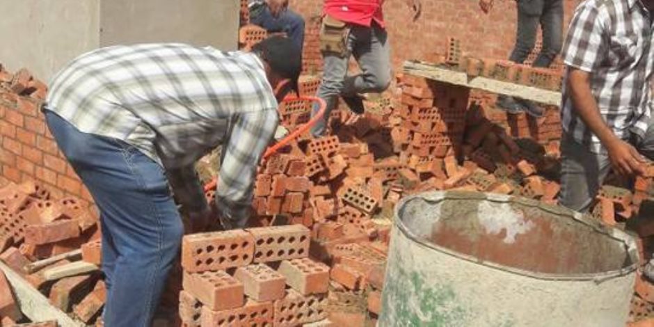 حي الهرم: إزالة أعمال بناء عقار مخالف بهضبة الأهرام (صور) 
