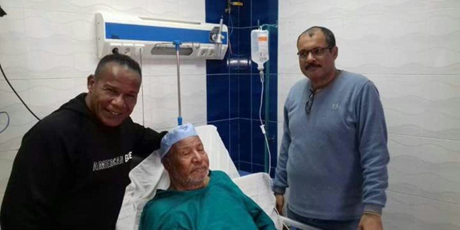الشحات مبروك يزور والده بمستشفى أبو المطامير بالبحيرة بعد تعرضه لوعكة صحية (صور)