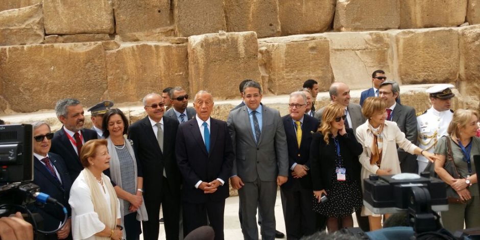في أحضان عجائب الدنيا.. رئيس البرتغال يزور الأهرامات وبصحبته وزير الأثار (صور)