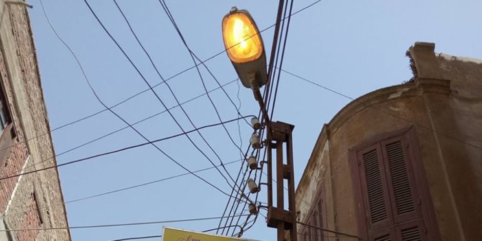 أهالي كفر صقر :إضاءة أعمدة بشارع الخمارة في عز النهار (صورة) 