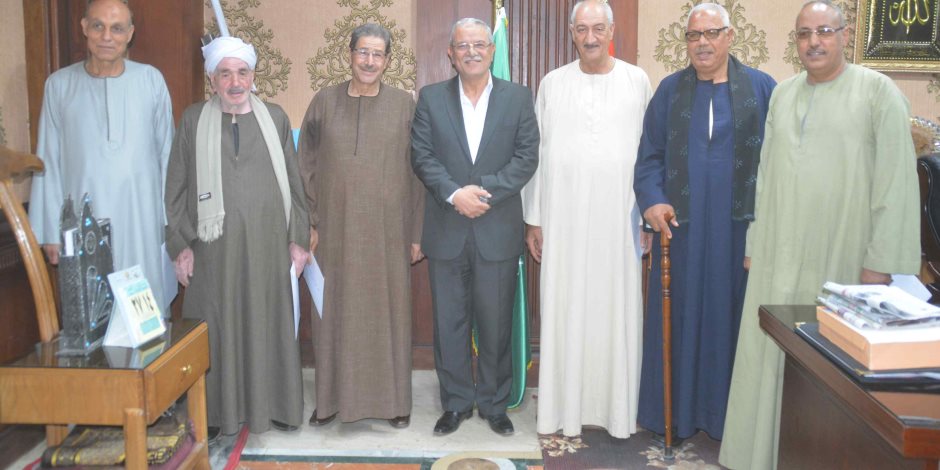 محافظ المنيا يكرم أعضاء لجنة المصالحات لجهودهم في إنهاء الخلافات