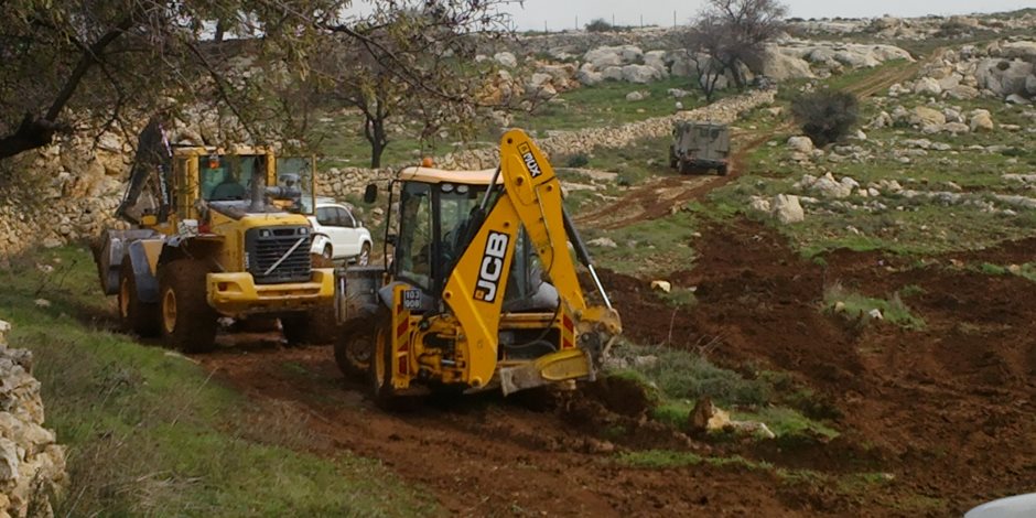 جرافات الاحتلال الإسرائيلي تجرف أراضي في خان يونس