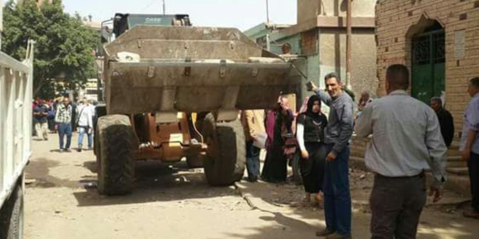الأجهزة التنفيذية تشن حملة لإزالة الاشغالات لحي غرب شبرا الخيمة (صور)