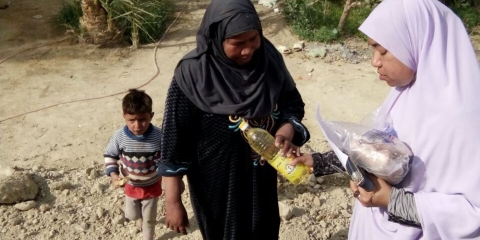 توزيع مساعدات غذائية على الفقراء من أهالى قرية النهضة بالفرافرة (صور)