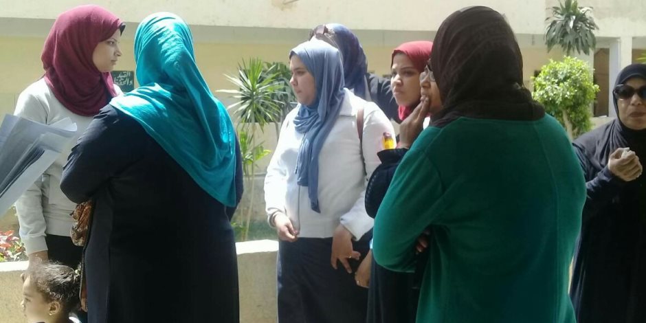 تجمهر أولياء أمور أمام مدرسة بشبرا بعد حرمان طالبات من حضور امتحان العملي (صور)