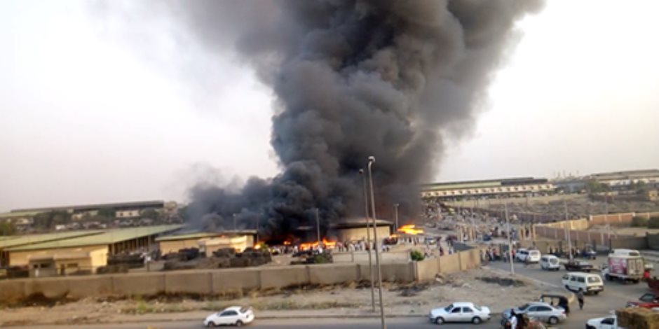 حريق ضخم بسوق العبور.. والنيران تلتهم عنبرين (صور) 