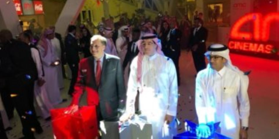 وزير الثقافة السعودي يفتتح السينما الأولى في الرياض