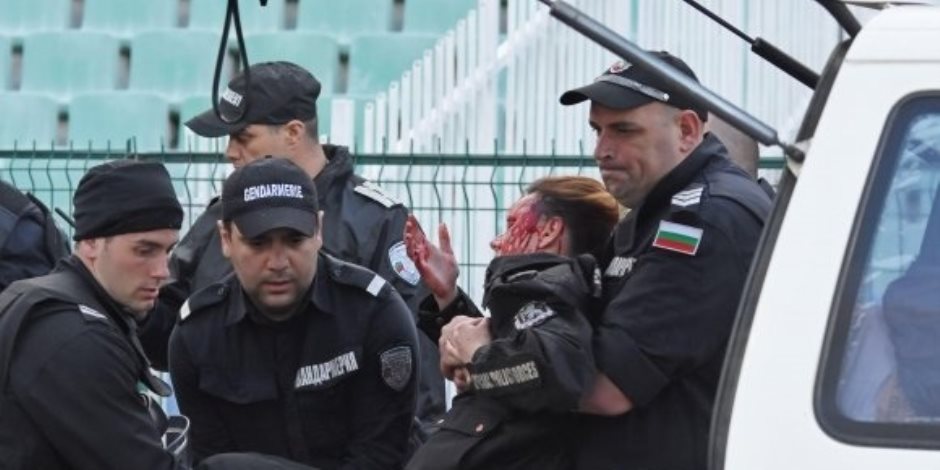 إصابة خطيرة لشرطية بسبب انفجار قنبلة بديربي الدوري البلغاري