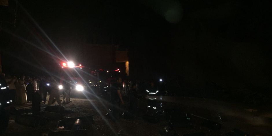الدفع بـ9 سيارات إطفاء للسيطرة على حريق مستودع أنابيب أسيوط (صور)