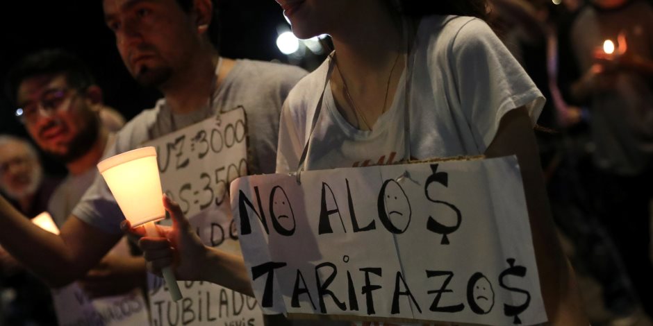 وقفة احتجاجية بالشموع اعتراضا على زيادة أسعار الخدمات في الأرجنتين (صور)