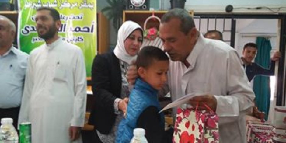 أحمد المحمدي يوزع مبالغ نقدية وهدايا عينية على 40 يتيما فى بسيون (صور)
