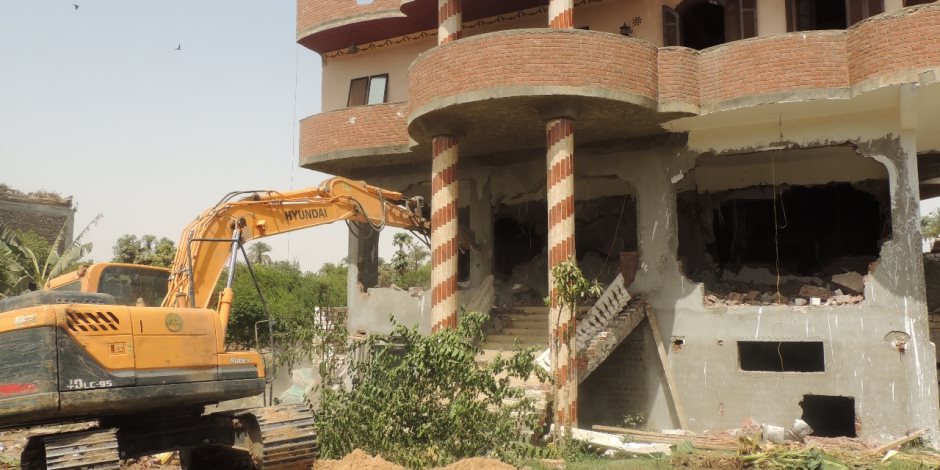 إزالة 53 مبني مخالف في حملة للأمن العام لاسترداد أراضي الدولة بسوهاج (صور)