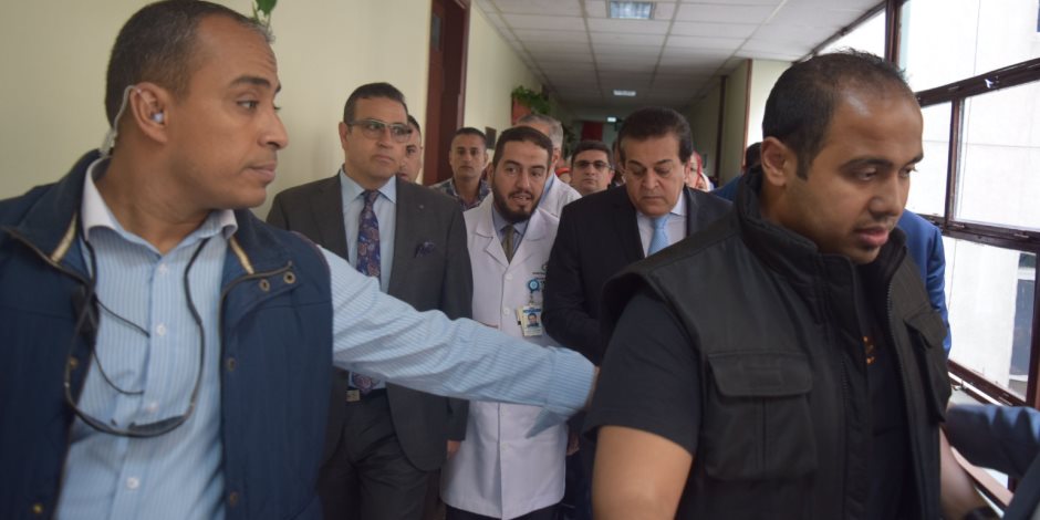 وزير التعليم العالى ومحافظ الدقهلية يتفقدان قسم قسطرة القلب بمستشفى الأطفال الجامعى (صور) 