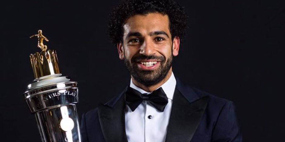 محمد صلاح يحتفل بجائزة الأفضل في إنجلترا (صورة)