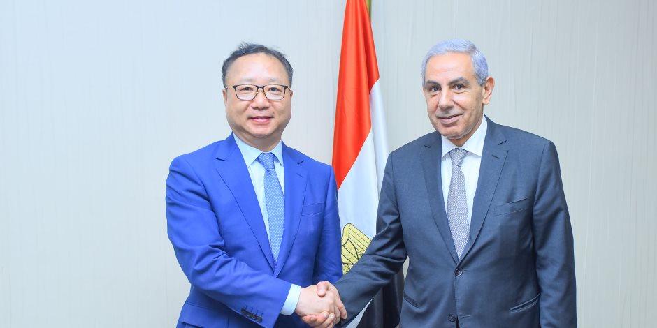 وزير التجارة يبحث مع 50 من رؤساء كبرى شركات النسيج الصينية فرص الاستثمار فى مصر