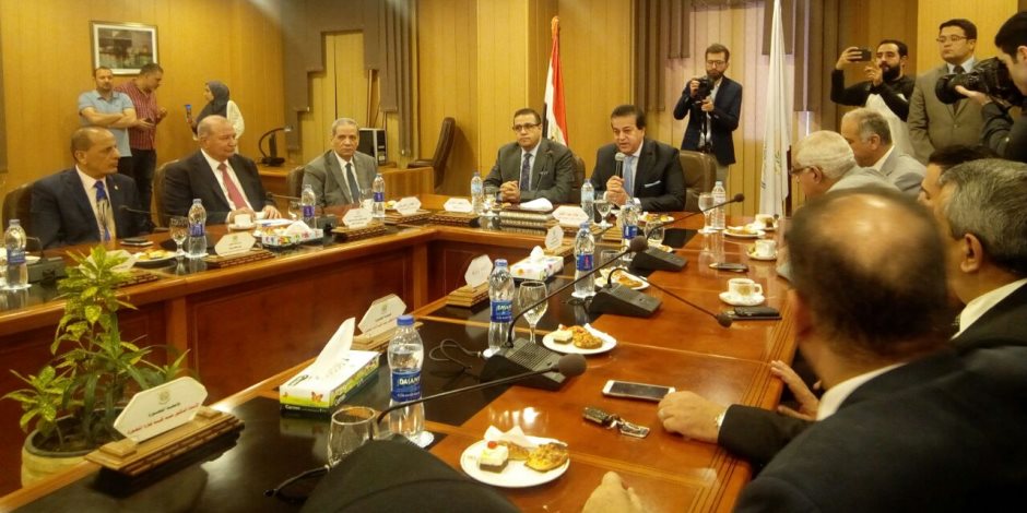 رئيس جامعة المنصورة يستقبل وزير التعليم العالى