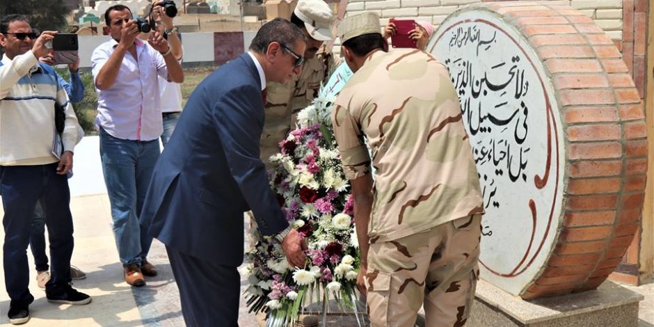 محافظ كفر الشيخ يضع إكليل الزهور على قبر الجندى المجهول فى ذكرى تحرير سيناء (صور)