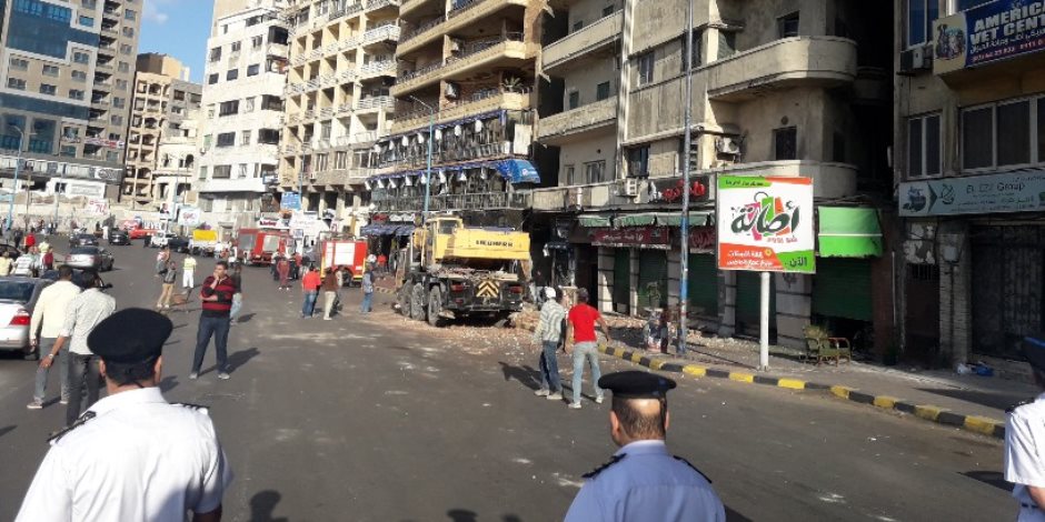 إزالة أجزاء لوحة إعلانية كبرى شرق الإسكندرية تسببت فى وفاة مواطن (صور)
