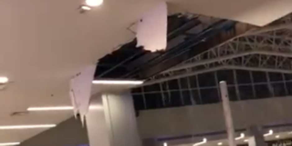 الأمطار تسبب فى سقوط سقف مول شهير بالتجمع (فيديو)