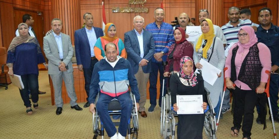 محافظ بورسعيد يسلم شهادات «أمان» لأسر الشهداء وأبطال نادى الحرية لمتحدى الإعاقة