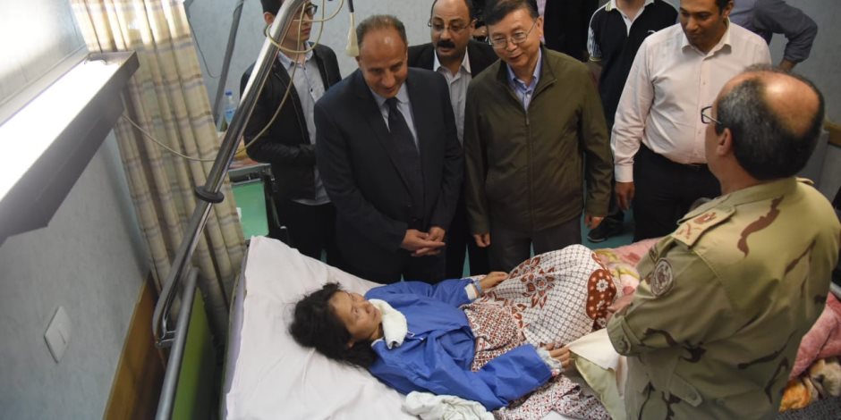 محافظ الإسكندرية يطمأن على مصابى حادث انقلاب سيارة الوفد الصينى (صور) 