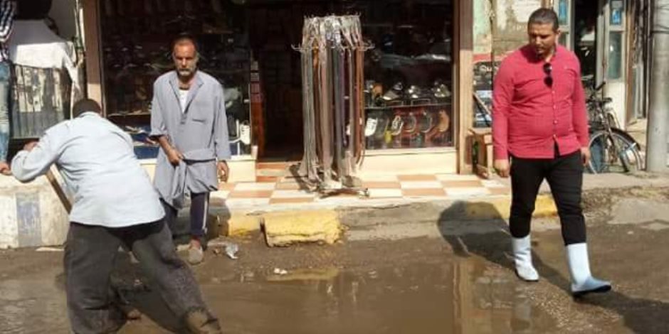 نائب رئيس مدينة الباجور يتابع أعمال شفط مياه الأمطار بالمنوفية ( صور )
