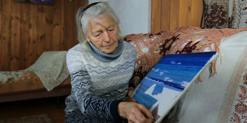 الجدة ليوبوف.. سبعينية «تتزحلق» على الجليد لتعتني بحيواناتها الأليفة