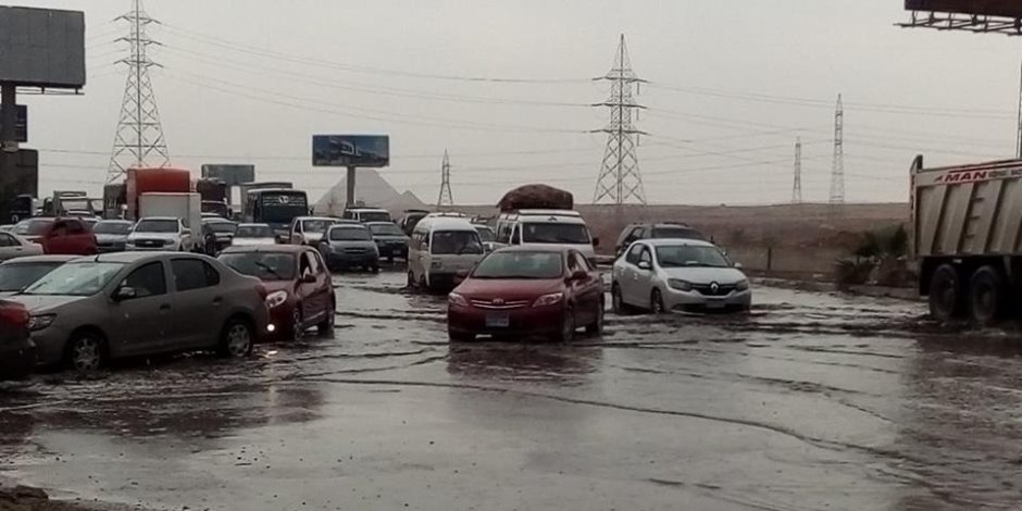 حي الهرم: الدفع بسيارات شفط المياه لرفع تراكمات الأمطار بالشوارع الرئيسية