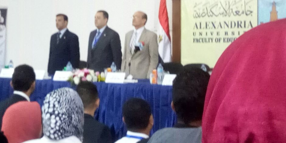 محمد صبحى يبدأ لقاءه بطلبة تربية الإسكندرية بشعار عائلة ونيس