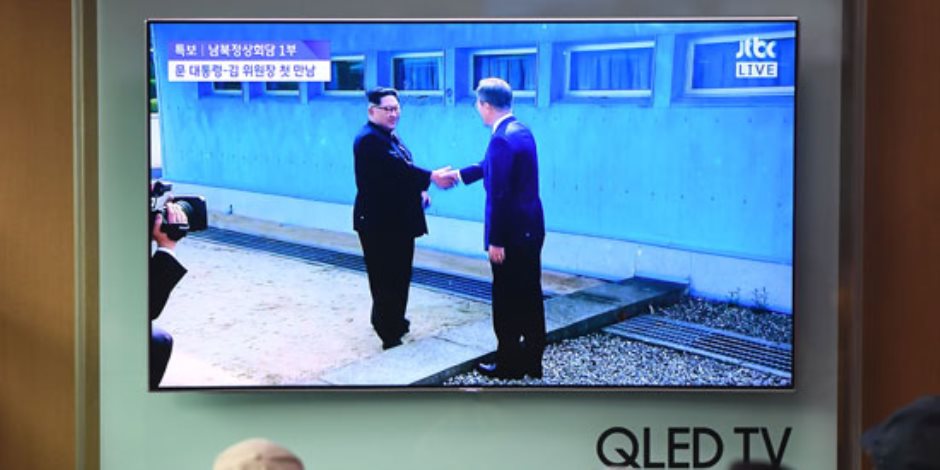 رئيسا الكوريتين الشمالية والجنوبية يصافحان بعضهما عند خط الحدود (صور)