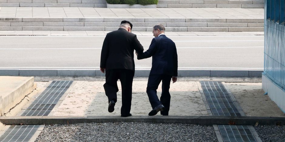 شاهد.. لحظة عبور زعيم كوريا الشمالية للمرة الأولى الحد الفاصل برفقة رئيس الجنوب (صور)