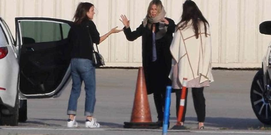 جينيفر أنيستون تسقبل صديقاتها بالقبلات والعناق بعد وصولها كاليفورنيا (صور وفيديو)