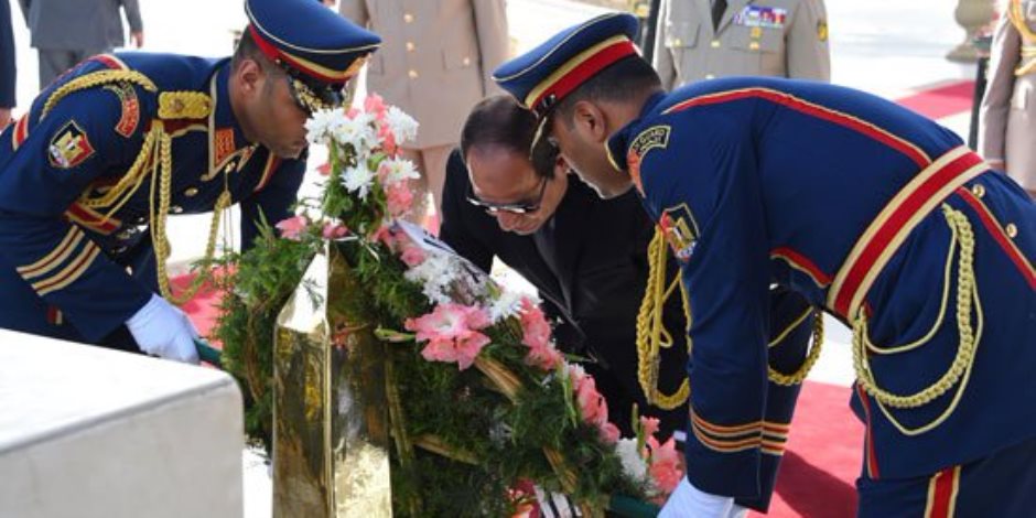 السيسي يضع أكليل من الزهور على قبر الجندي المجهول بمناسبة تحرير سيناء