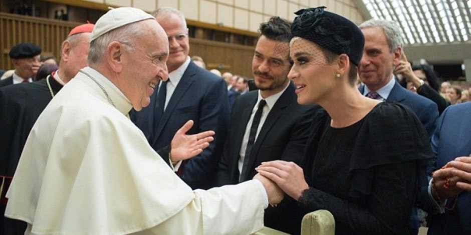 شاهد.. أناقة كاتي بيري برفقة صديقها أورلاندو بلوم في لقاء مع البابا فرانسيس (صور وفيديو)