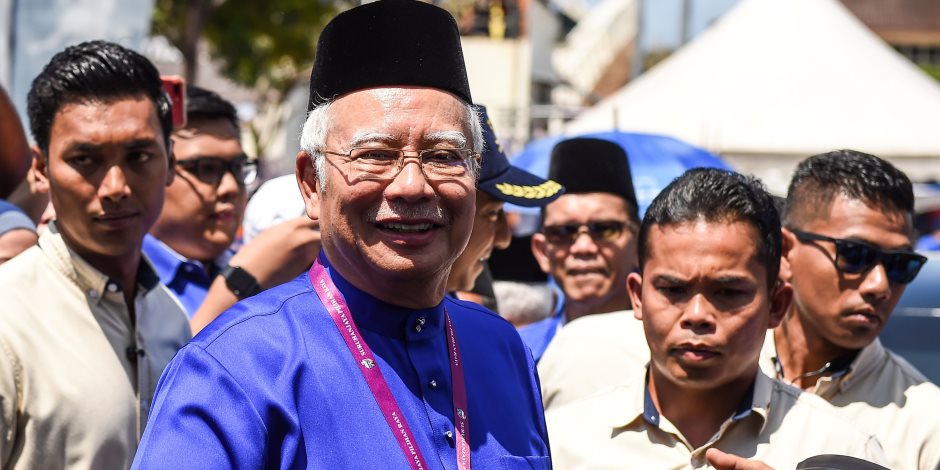 مؤيدو رئيس الوزراء الماليزي السابق يهتفون لترشحه في الانتخابات  (صور)