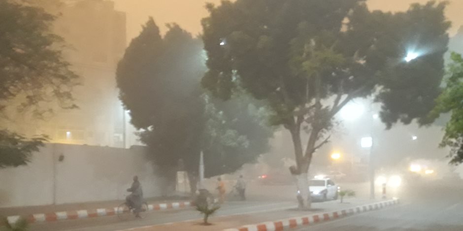 غلق طريق أسوان الصحراوي وادفو _ مرسي علم بعد وصول العاصفة الترابية (صور)