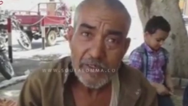 بالفيديو.. صناعة أشكال من سعف النخيل احتفالا بـ«أحد الشعانين» بأسوان بالفيديو.. صناعة أشكال من سعف النخيل احتفالا بـ«أحد الشعانين» بأسوان