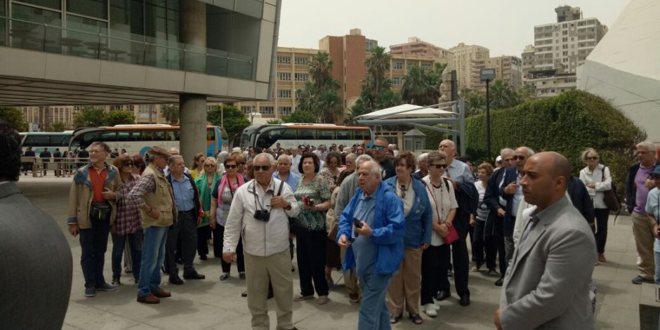 «العودة للجذور» وفد سياحي يوناني قبرصي يزور مكتبة الإسكندرية (صور)