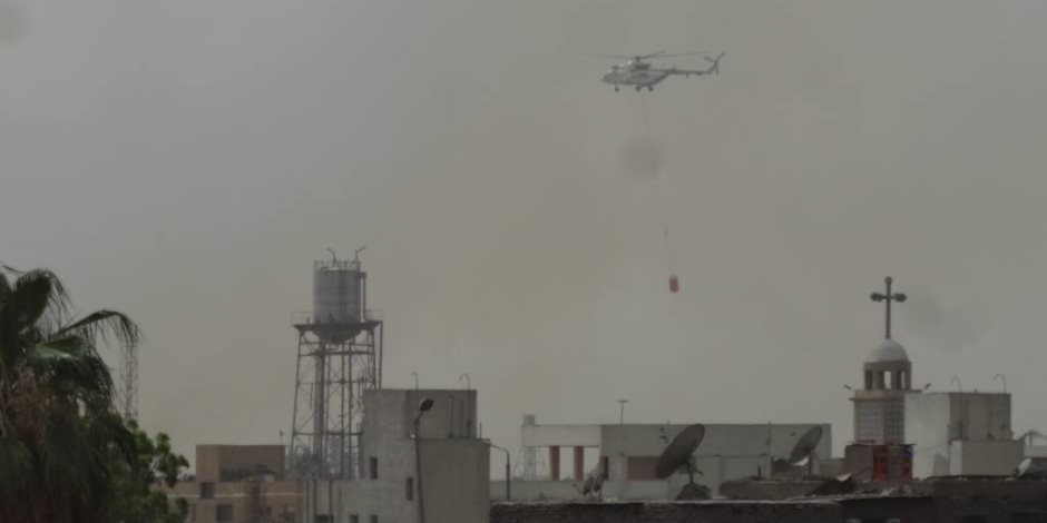 طائرة عسكرية تشارك فى إخماد حريق مصنع سكر كوم أمبو (صور)
