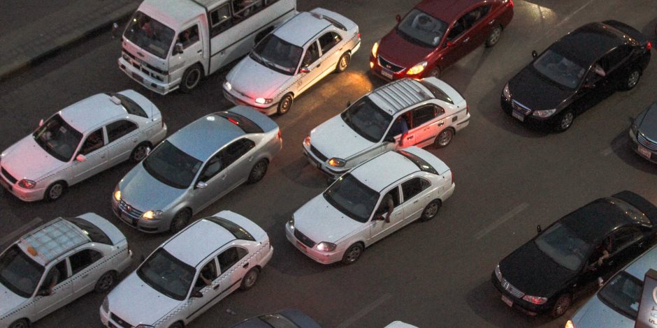 توقف حركة السيارات بسبب أتوبيس معطل أعلى شارع بورسعيد 