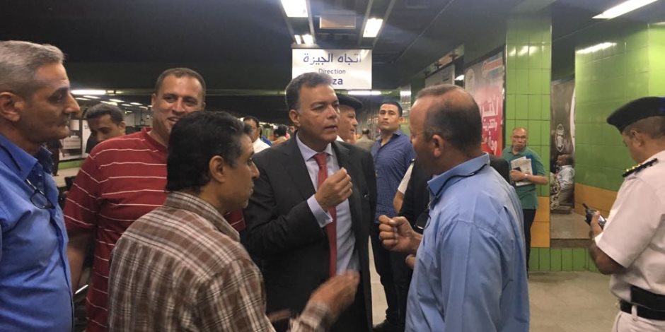 وزير النقل يقوم بجولة تفقدية مفاجئة لعدد من محطات مترو الأنفاق 
