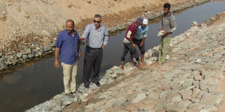 رئيس أبو رديس يتفقد عملية تدبيش وتجميل مصب السيل (صور) رئيس أبو رديس يتفقد عملية تدبيش وتجميل مصب السيل (صور)