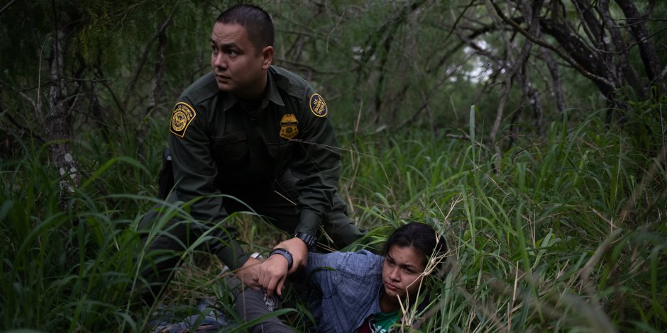 اعتقال المئات من المهاجرين بعد اجتيازهم الحدود الأمريكية من المكسيك (صور)