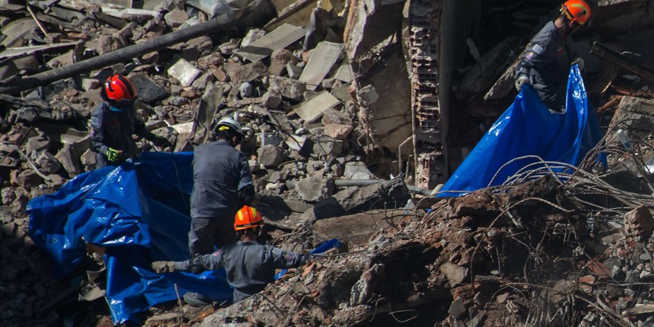 السلطات البرازيلية تواصل البحث عن 44 مفقودا تحت أنقاض مبنى مكون من 26 طابقا (صور)