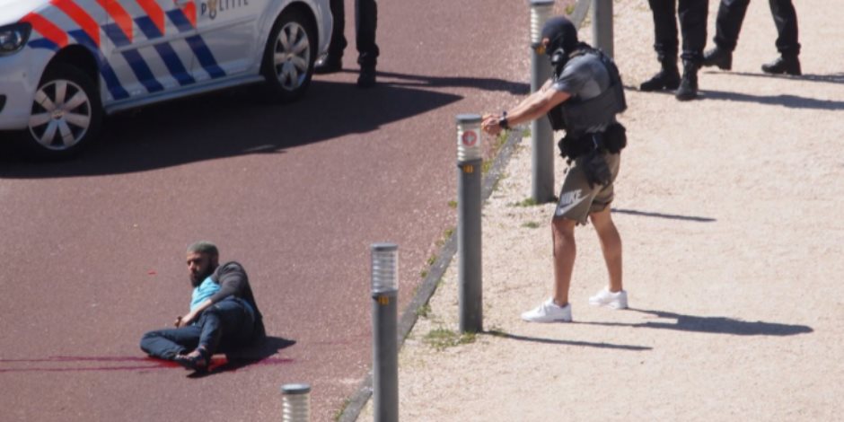  الشرطة الهولندية تطلق النار على رجل يشتبه في طعنه 3 أشخاص فى لاهاى