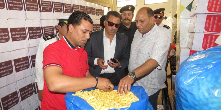 مدير أمن الإسماعيلية يداهم مصنع مواد غذائية دون ترخيص في أبو سلطان