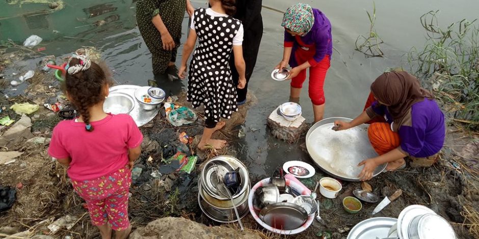 الأهالي يغسلون الأواني بمياه الصرف الصحي بأولاد صقر فى الشرقية (صور)