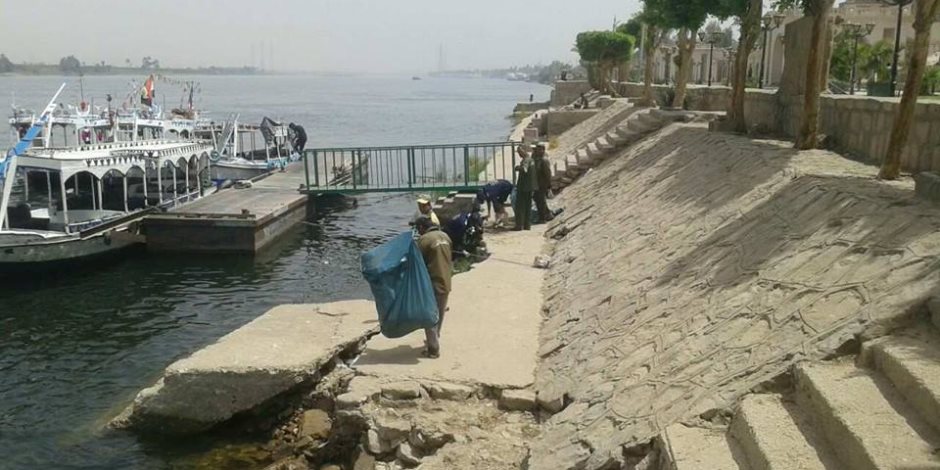 مجلس مدينة الأقصر يقود حملات لتنظيف نهر النيل من القمامة والمخلفات