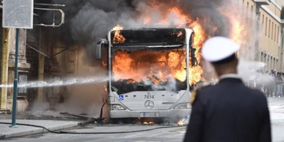 انفجار حافلة فى وسط روما بعد اشتعال النار بها