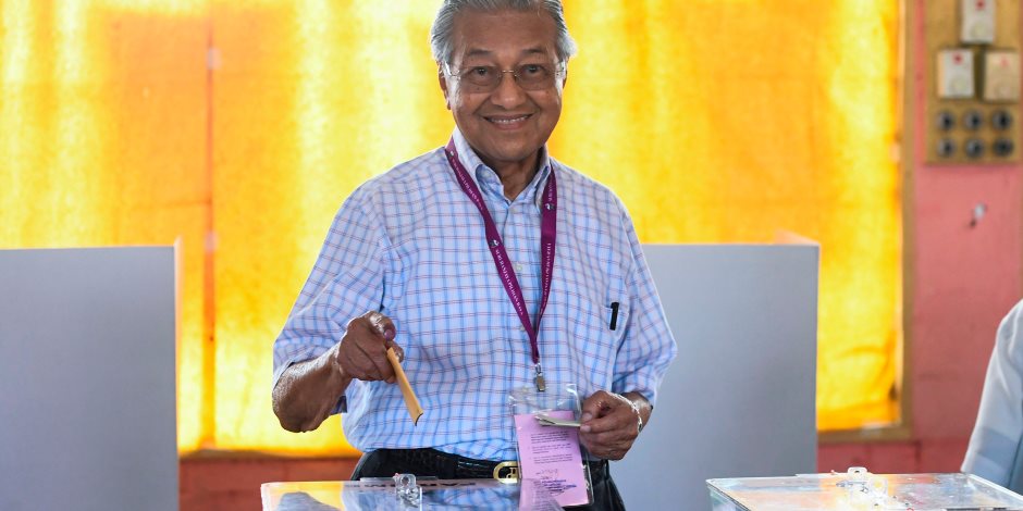مهاتير محمد رئيس وزراء ماليزيا السابق يدلي بصوته في الانتخابات العامة (صور)